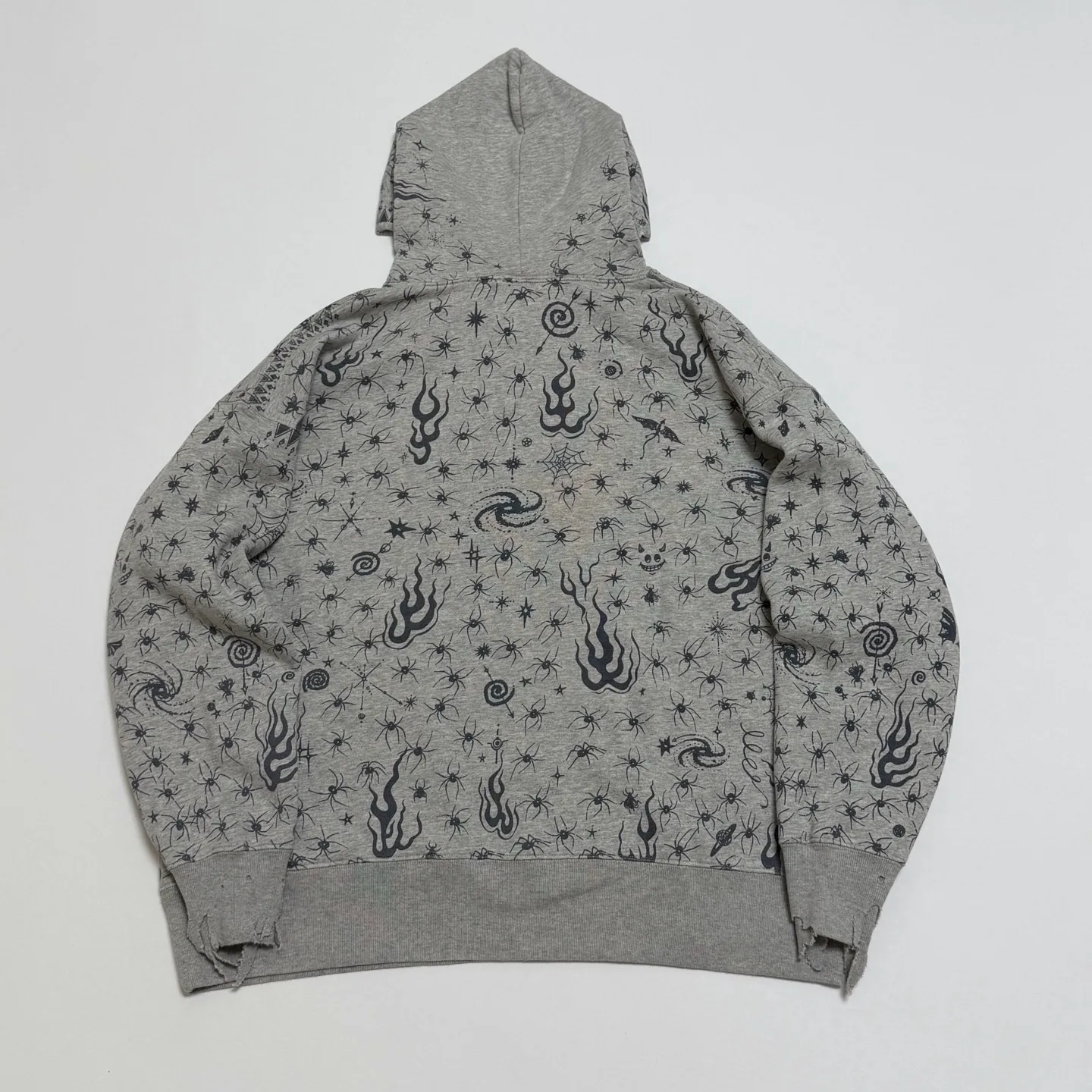 SAINT Mxxxxxx x DR. WOO HOODIE ' Dr.Woo ' /GRY Flame Swirl Spider Web Hoodie Distressed Gray S-XL Custom-woven and dyed nostalgic gray fabric. After printing, the garment is sprayed with potion to cause the fabric to oxidize and fade. A large number of artificial fabric destruction processes are added to make the whole piece of clothing look aged and unique like a work of art. This hoodie is co-branded with a famous tattoo design artist and customized with a full set of Dr.Woo accessories. Bringing you authentic items!